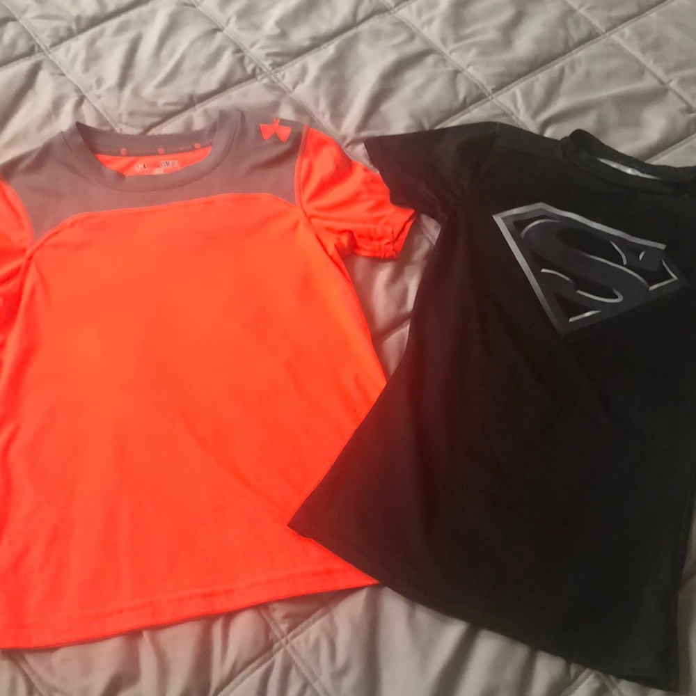 🌸Spring Sale🌸 2 Under Armour Youth Small shirts